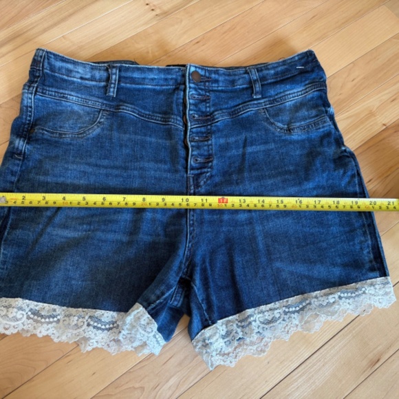Refuge Denim Jean Shorts with Lace Detail Size 16 - Picture 8 of 9